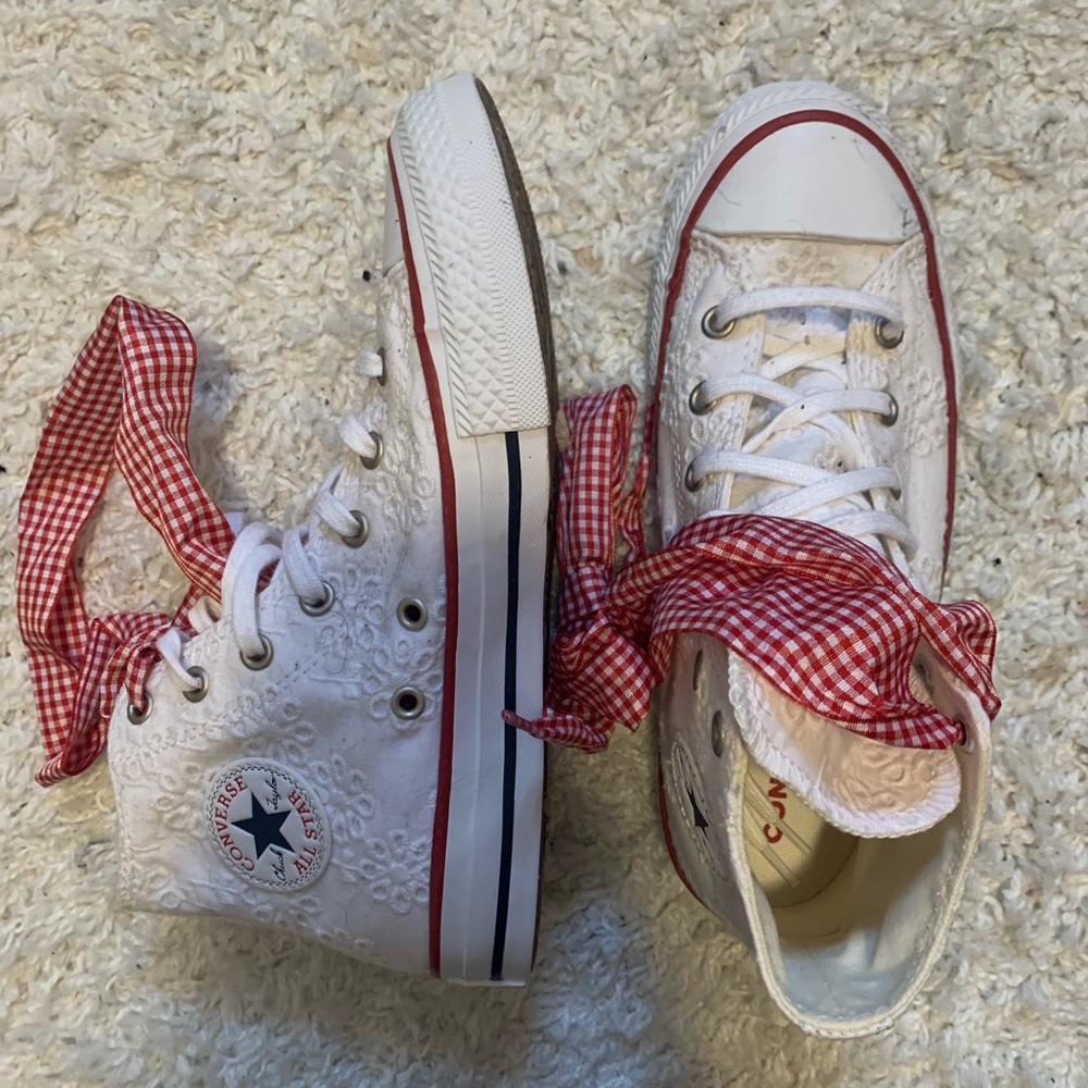 white embroidered converse with ribbon tie-up